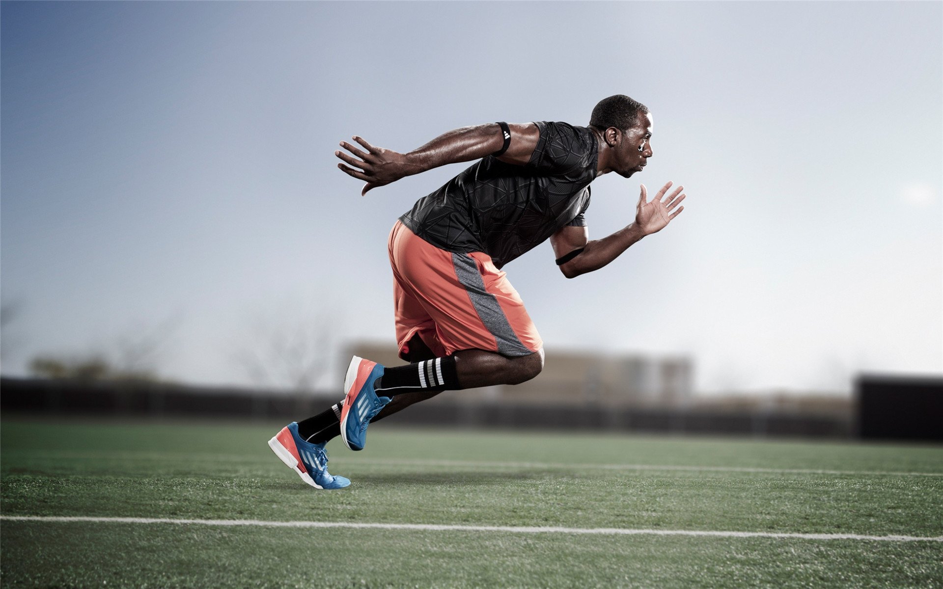 仰泳对决吉尔吉斯斯坦表现冷静自信，吉尔吉斯斯坦游泳运动员